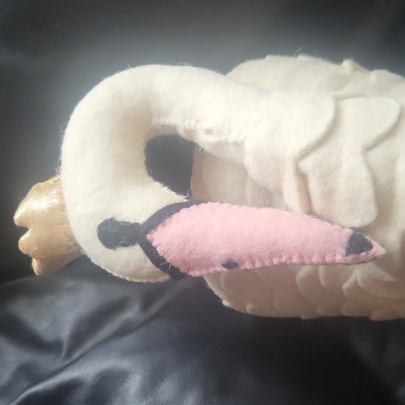 Linen Perch luxury boutique swan felt wall decor - Picture 2 of 7